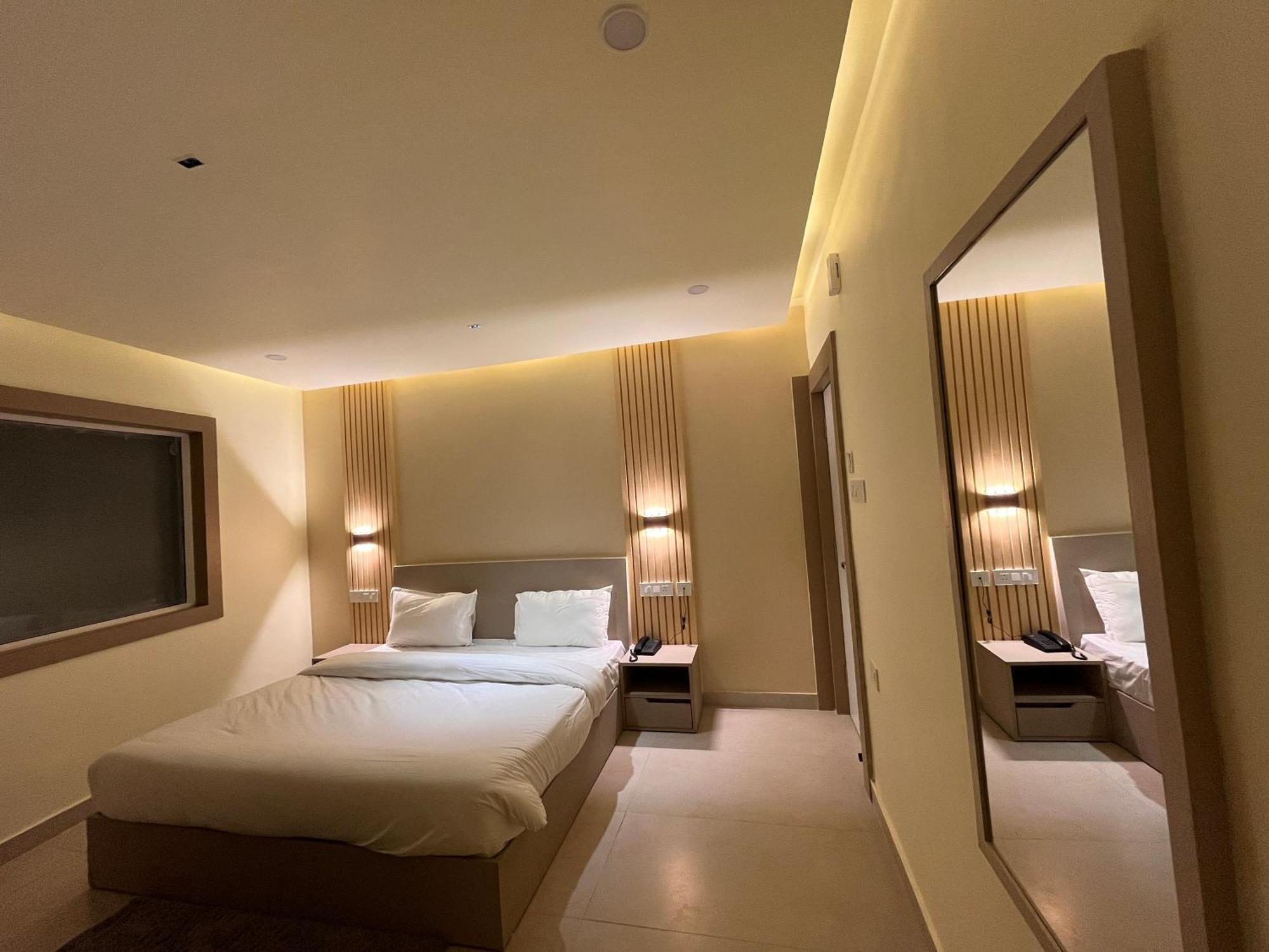 Spruce Hill Hotel & Restro ไนนิตาล ภายนอก รูปภาพ