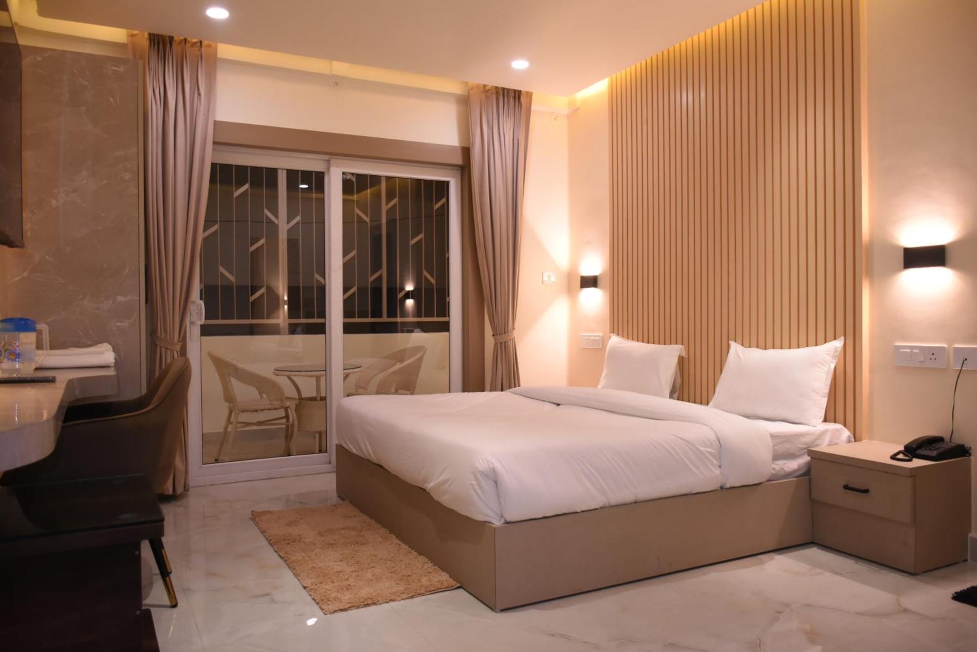 Spruce Hill Hotel & Restro ไนนิตาล ภายนอก รูปภาพ