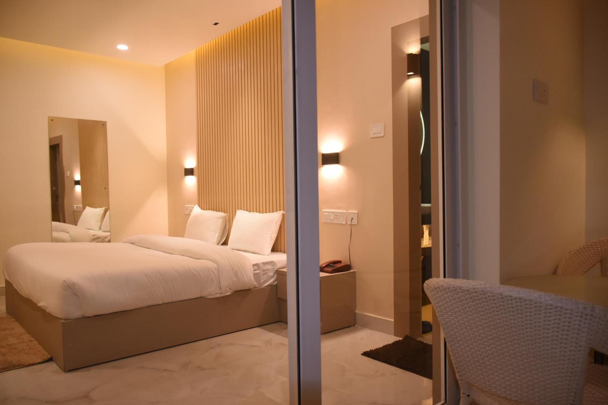 Spruce Hill Hotel & Restro ไนนิตาล ภายนอก รูปภาพ