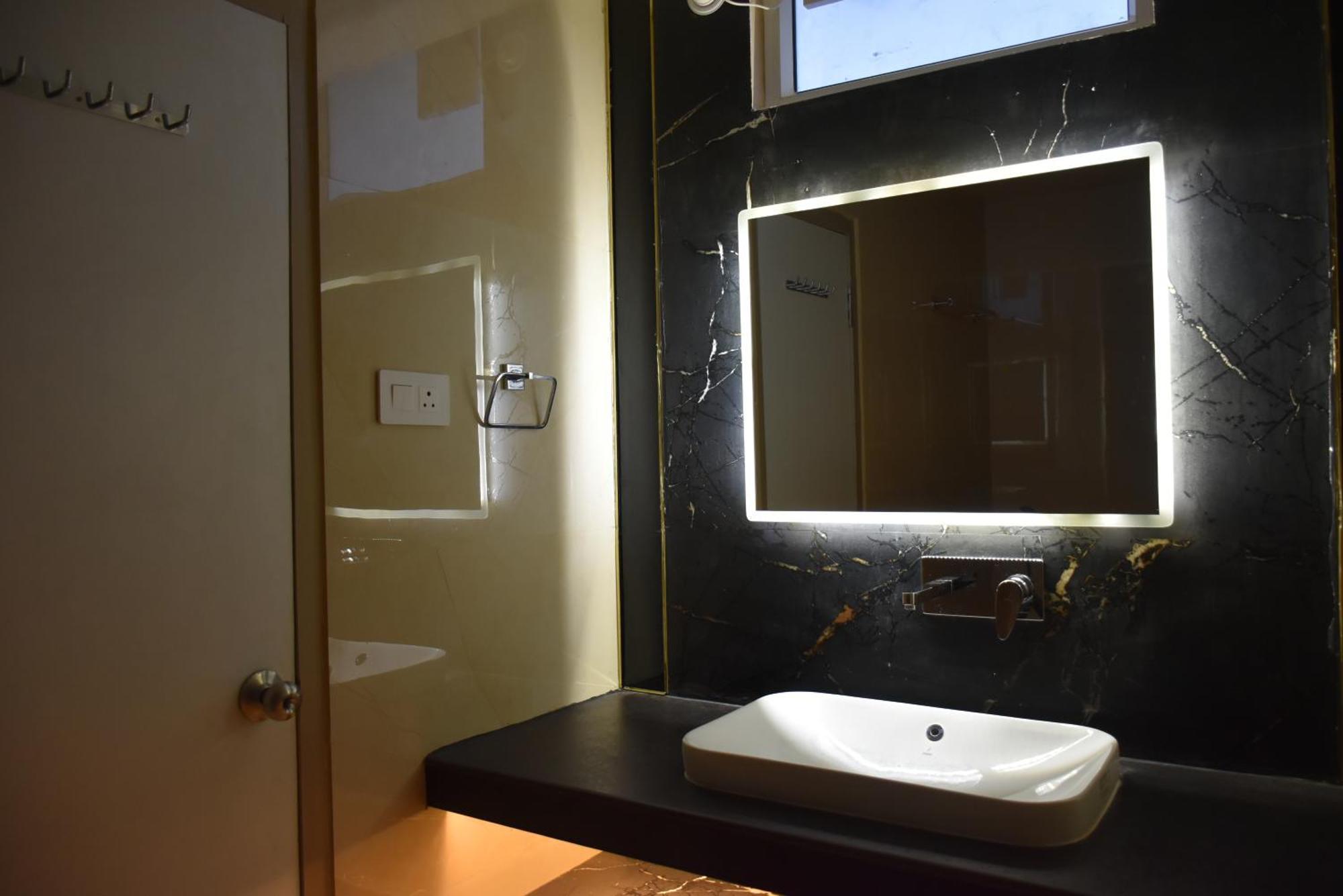 Spruce Hill Hotel & Restro ไนนิตาล ภายนอก รูปภาพ