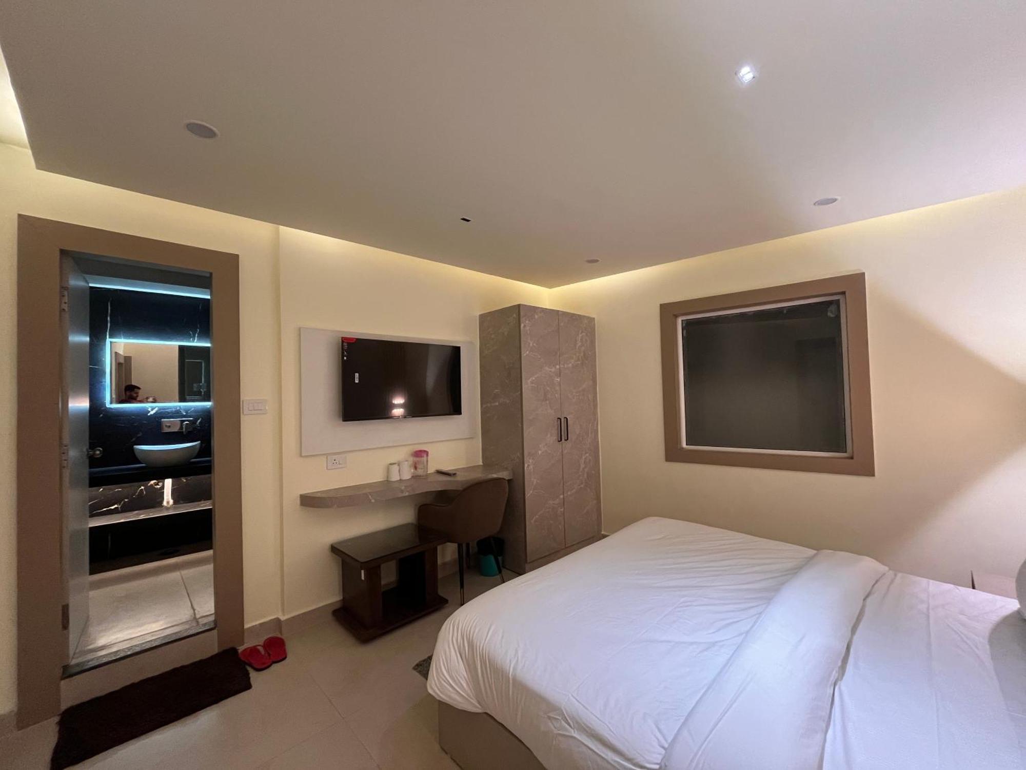 Spruce Hill Hotel & Restro ไนนิตาล ภายนอก รูปภาพ