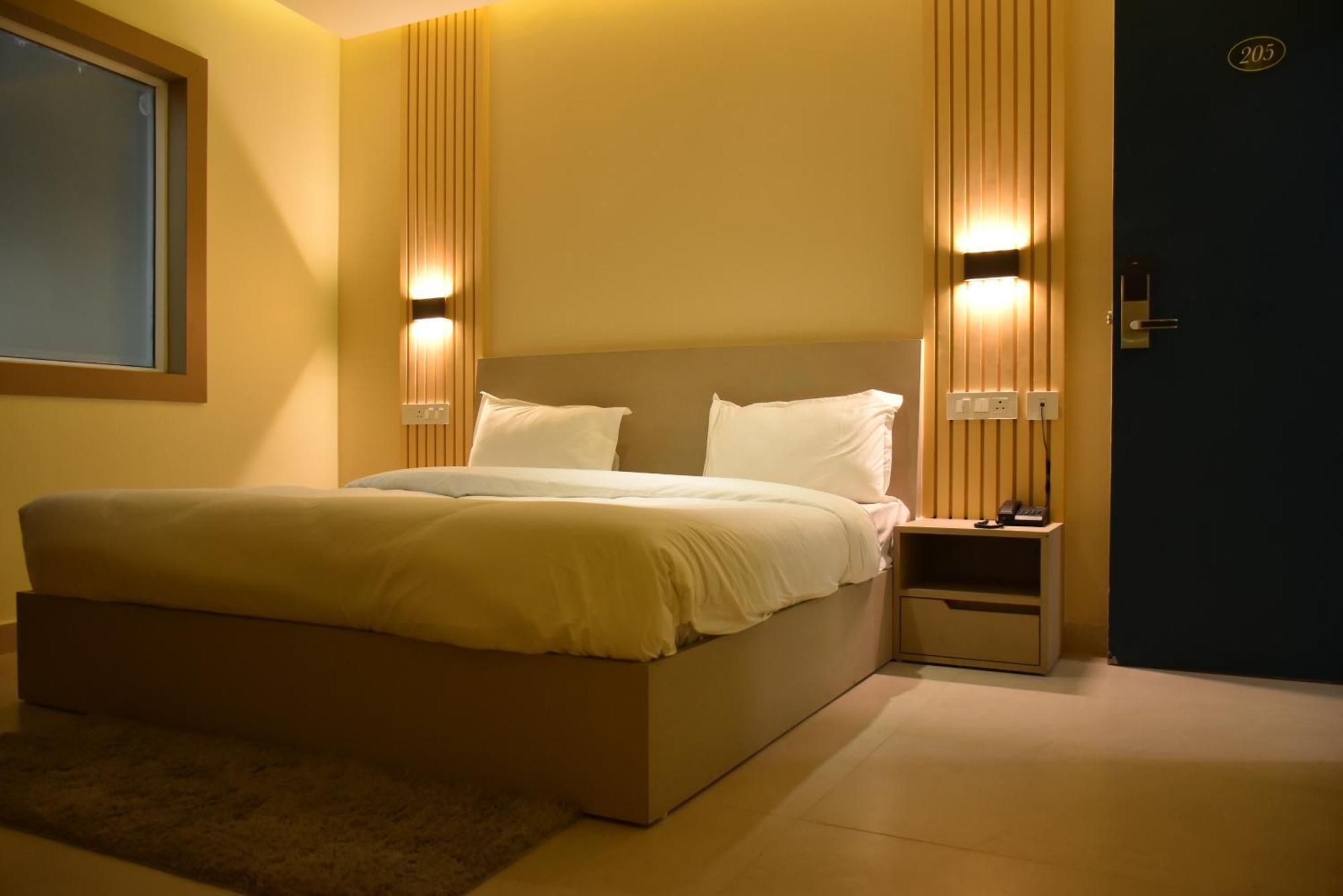 Spruce Hill Hotel & Restro ไนนิตาล ภายนอก รูปภาพ