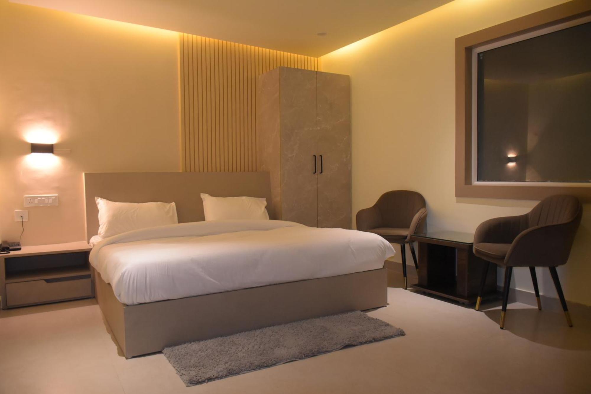 Spruce Hill Hotel & Restro ไนนิตาล ภายนอก รูปภาพ